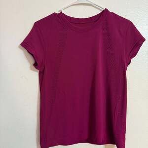 Lululemon Swiftly Tech Short Sleeve 2.0 Waist length Magenta Purple Size 4